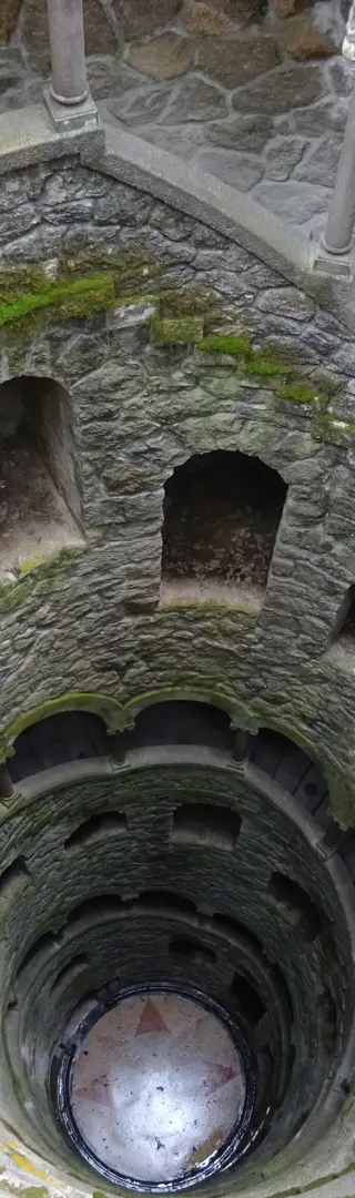 Imposanter unterirdischer Turm